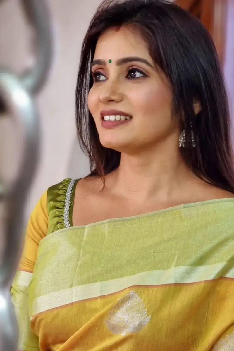 TAMIL TV ACTRESS SRITHIKA PHOTOS IN YELLOW SAREE BLOUSE